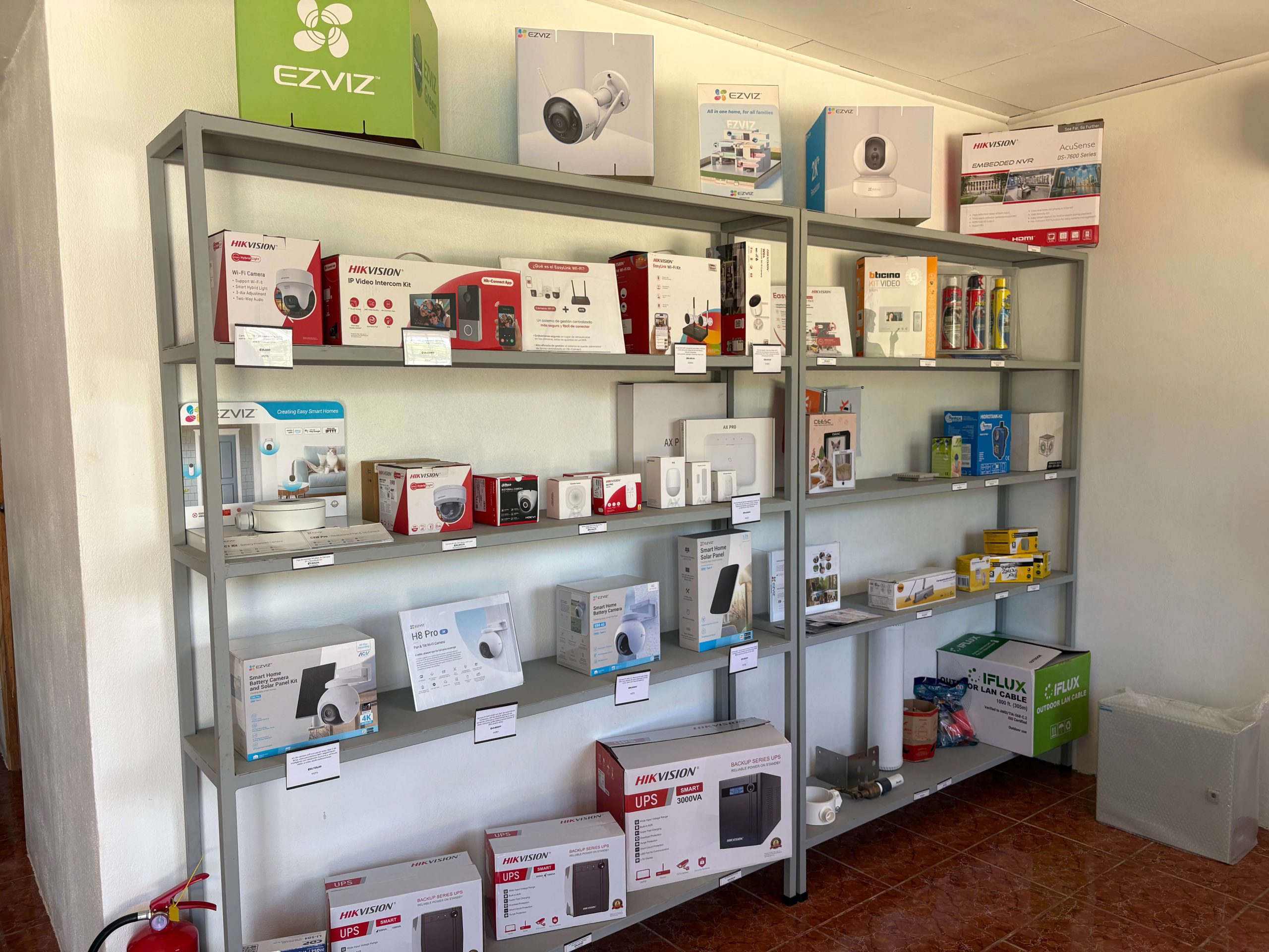 Interior de la tienda Automaticas DS en Cóbano con mostrador y productos de automatización