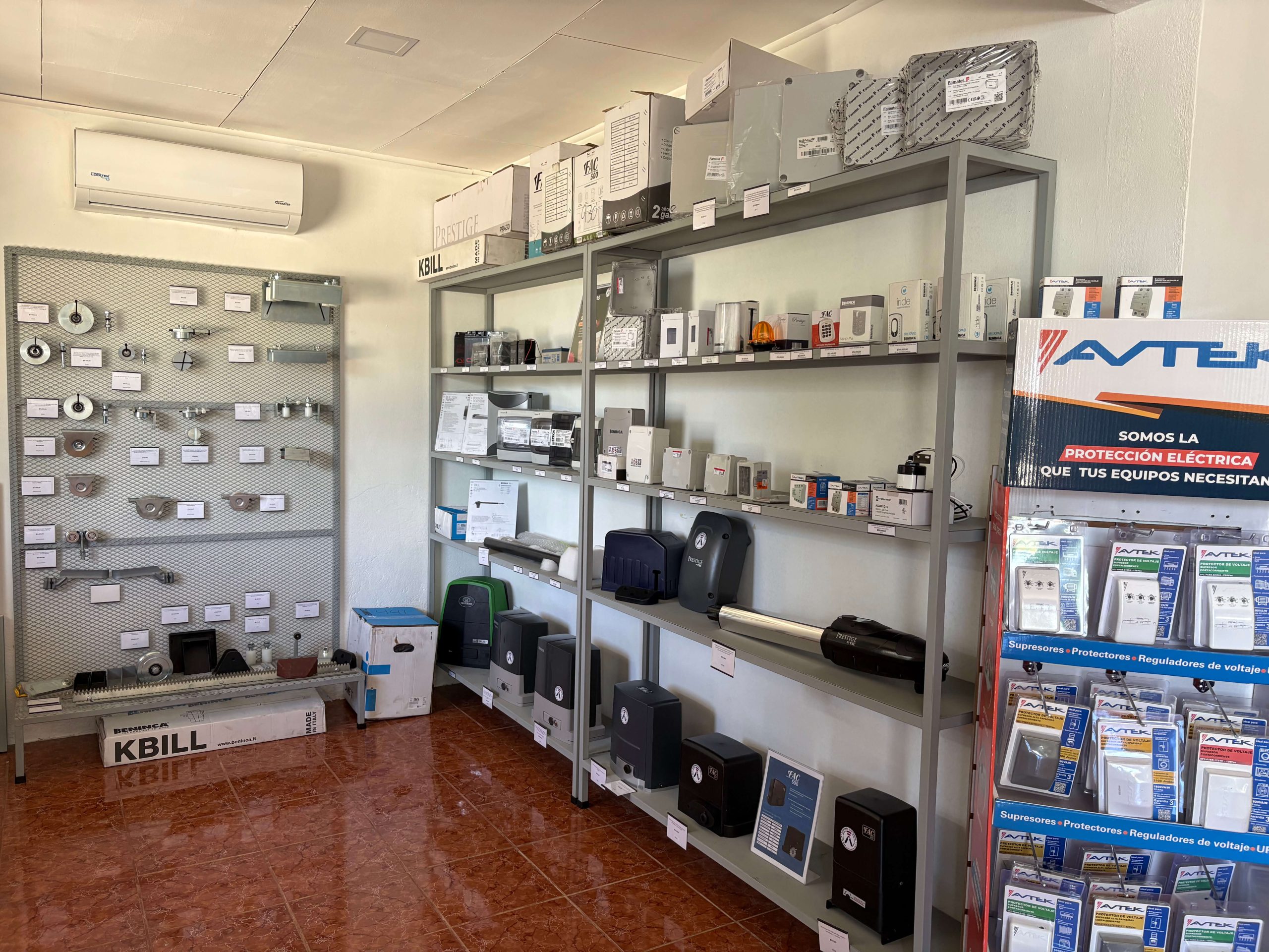 Pasillo de la tienda Automaticas DS con estantes de productos para portones y accesos