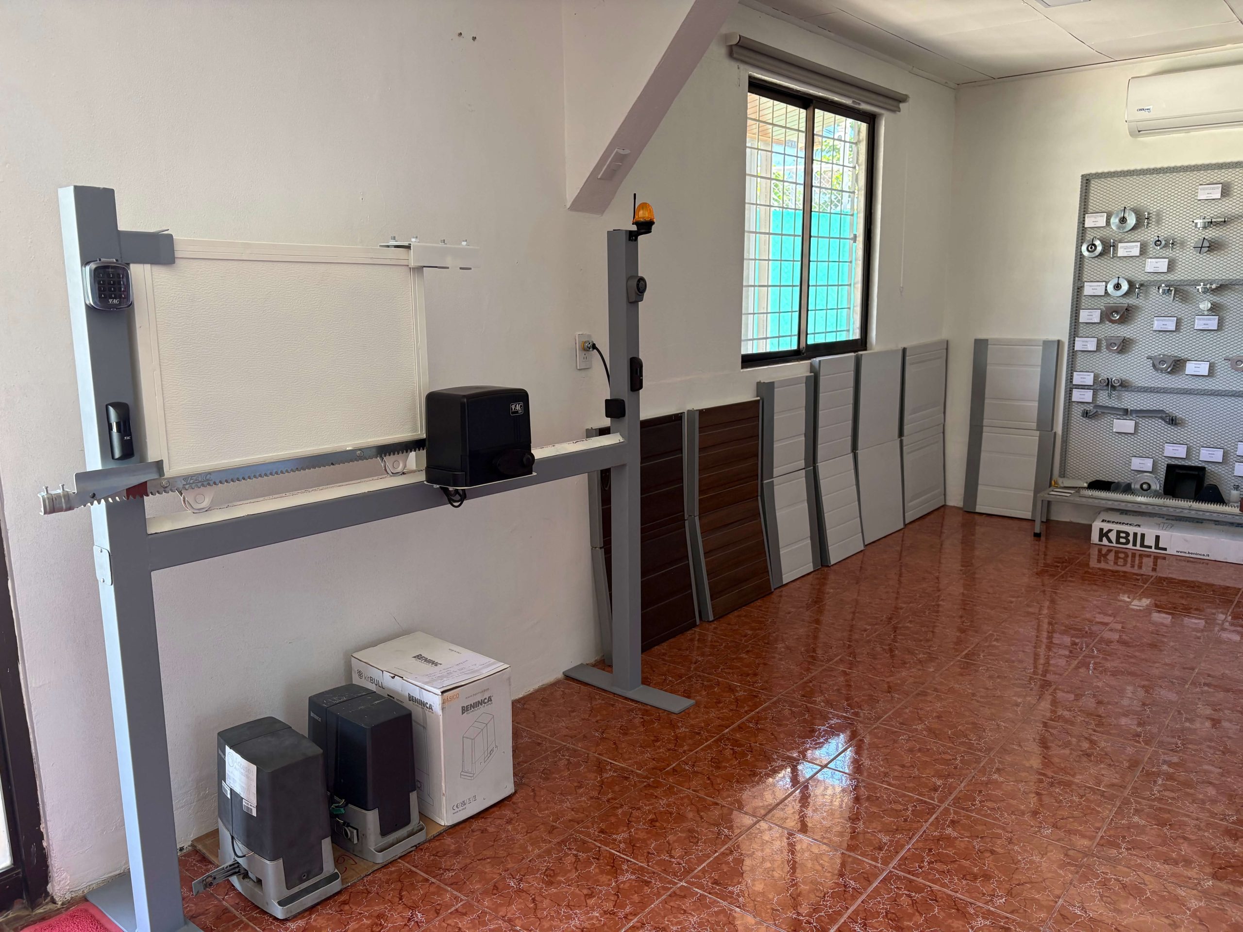 Vista del interior de la tienda con equipos de control de acceso y seguridad